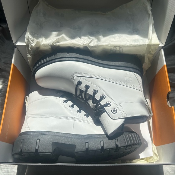 Timberland Greyfield Boots, Color White Grain, Size US
Women's 9 - Picture 1 of 5